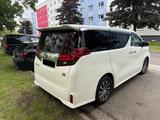 Toyota Alphard - Toyota mit Hybrid-Antrieb: Van