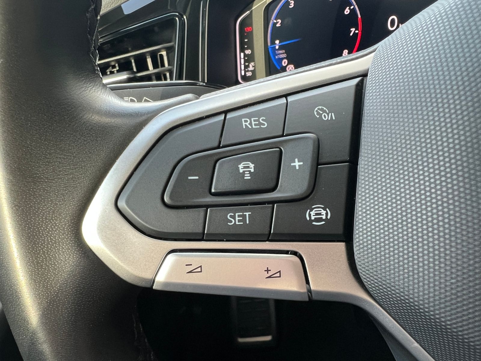 Fahrzeugabbildung Volkswagen T-Roc 1.0 TSI R-Line *AHK, LED-Plus, ACC, Panora