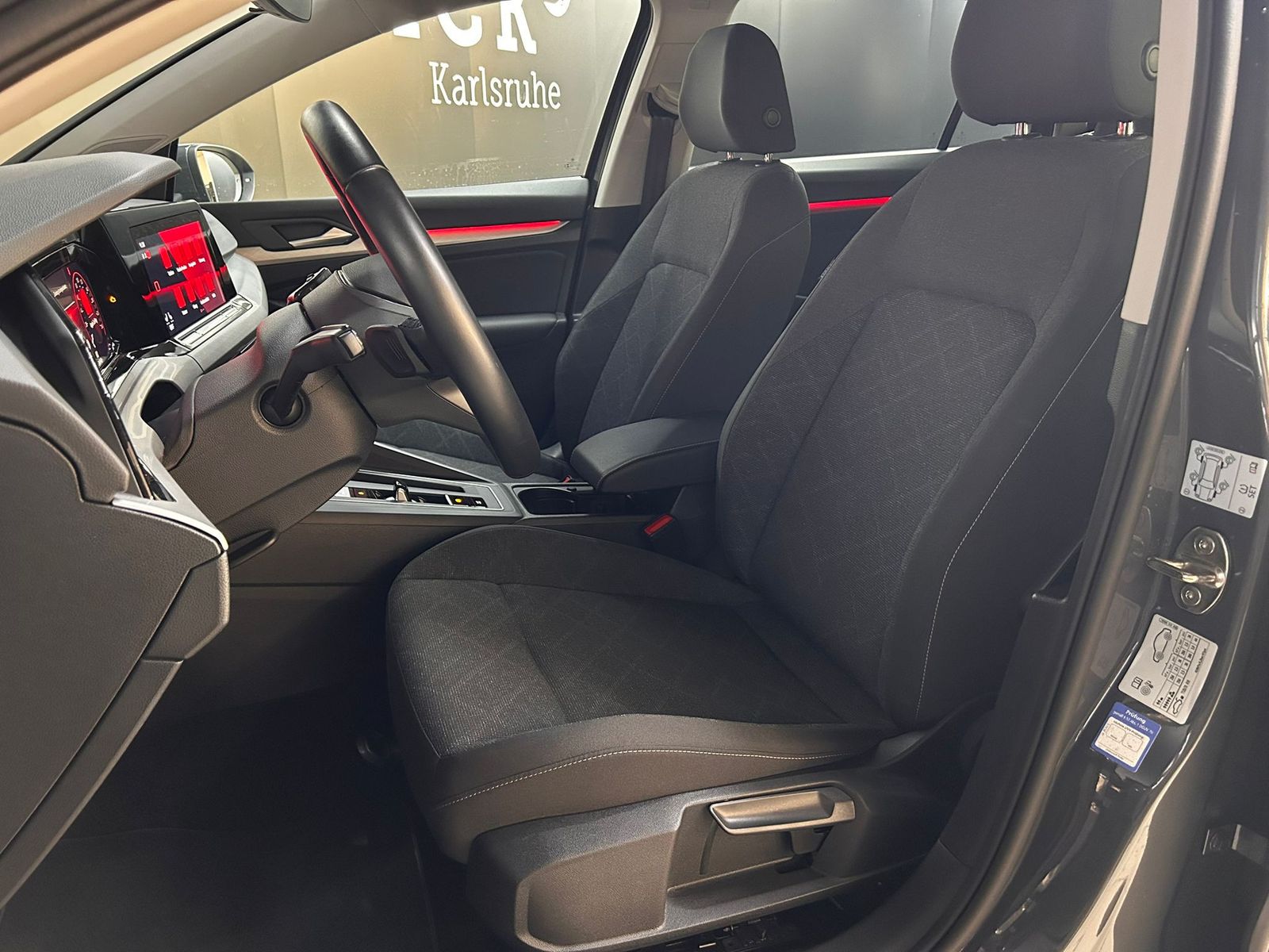 Fahrzeugabbildung Volkswagen Golf VIII Life 2,0TDI DSG VIRTU+LED+SHZ+NAVI+ACC