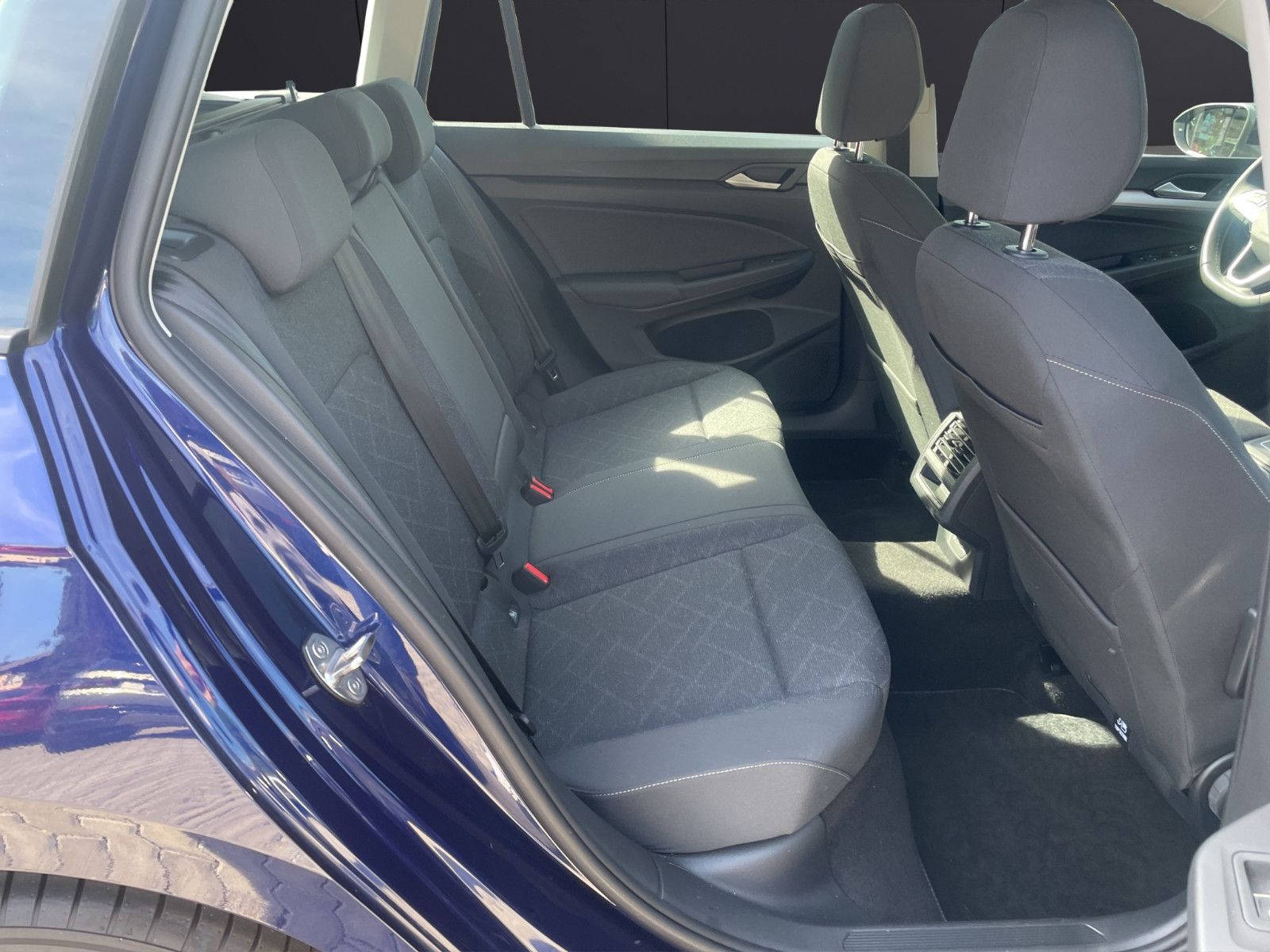 Fahrzeugabbildung Volkswagen Golf VIII Variant Life *AHK*PDC*Ambiente*Navi*