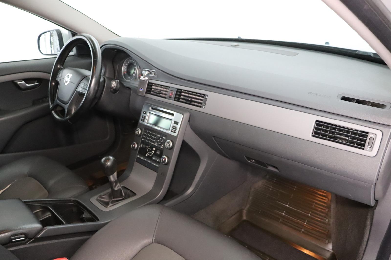 Volvo V70 2010 — photo 12