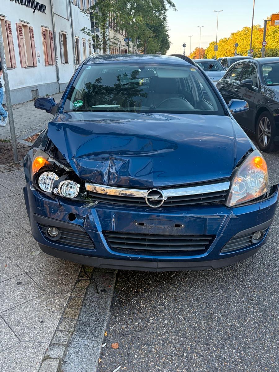 Opel Astra 2005 — rear view