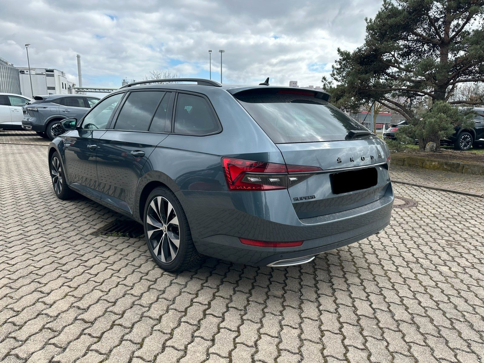 Fahrzeugabbildung SKODA Superb Combi Sportline 4x4