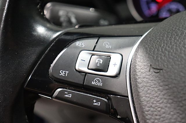 Touran 1.8TSI Highline179PS NAVI TEMPOMAT 7Sitze