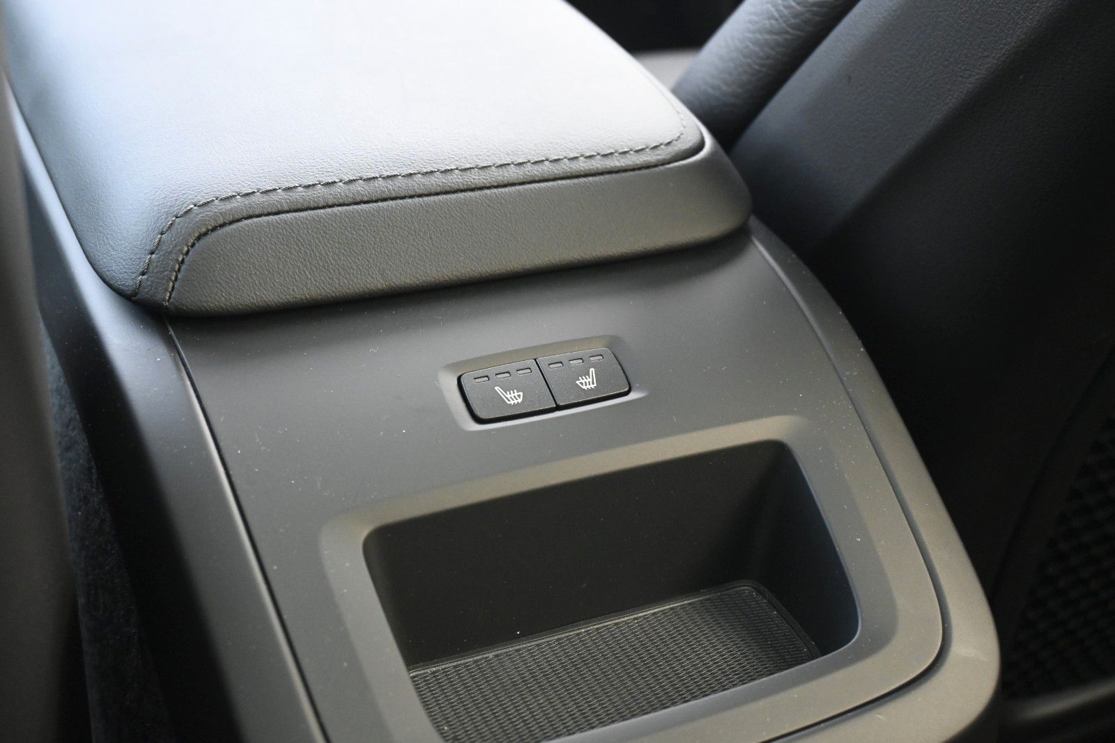 Fahrzeugabbildung Volvo V60 B4 DKG Plus Dark*FSHZG*H&K*360°*ACC*AHK