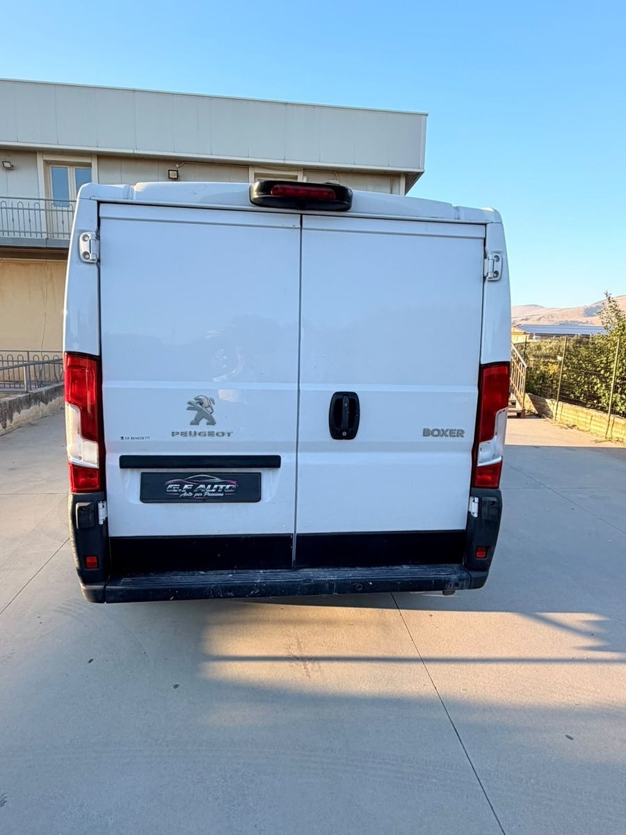 Peugeot Boxer 330 2.2 BlueHDi 120 S&S PC-TN Furg imagem 2