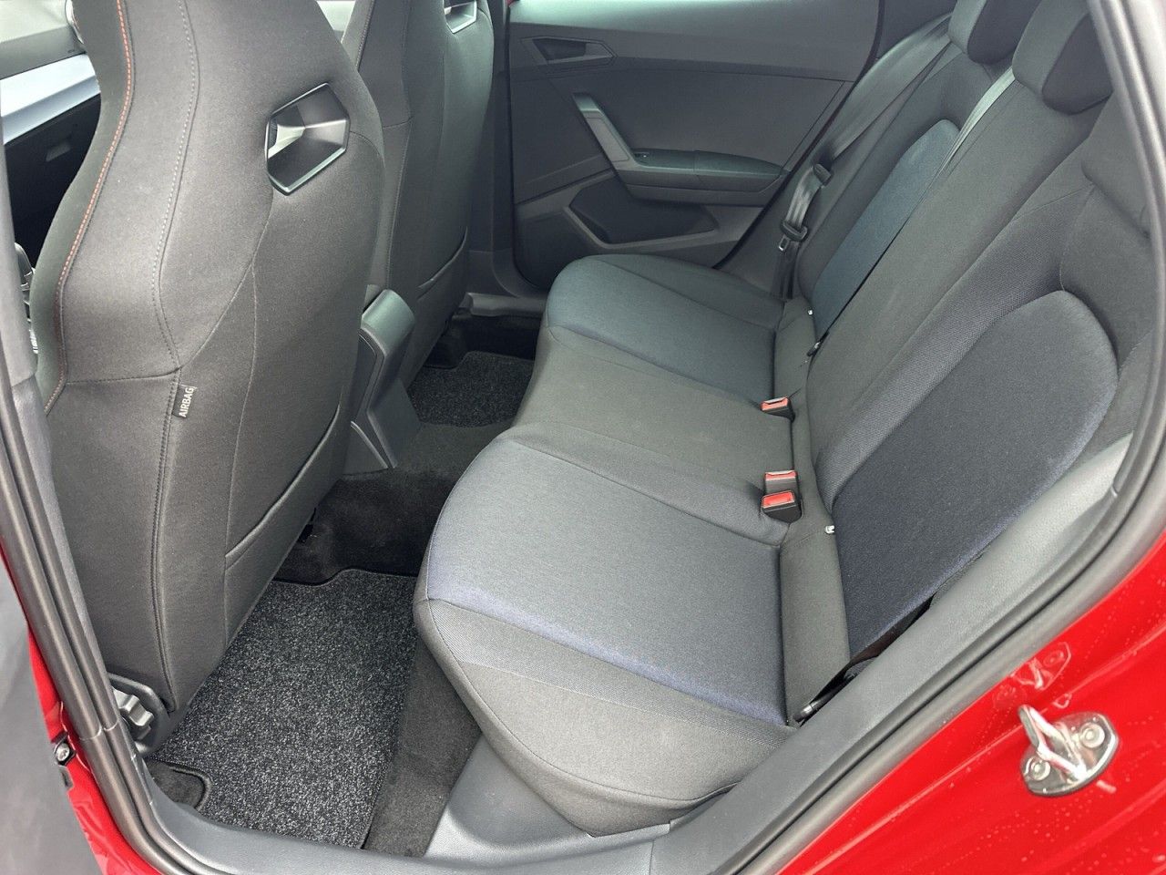 Fahrzeugabbildung SEAT Ibiza FR Black Edition 1.5 TSI 150 PS DSG - mit KI generiert/bearbeitet