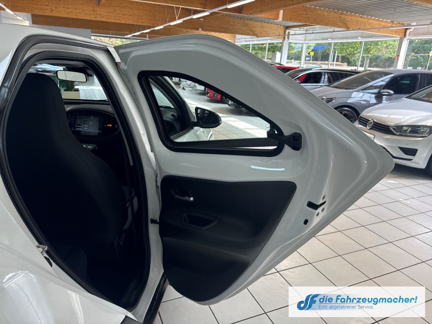 Fahrzeugabbildung Toyota Aygo X Play Apple CarPlay Android Auto Mehrzonen