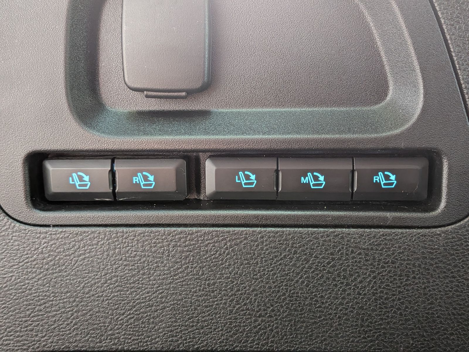 Fahrzeugabbildung Ford S-MAX 2.0 Aut. Titanium*LED*CAM*ACC*AHK*7-SITZE