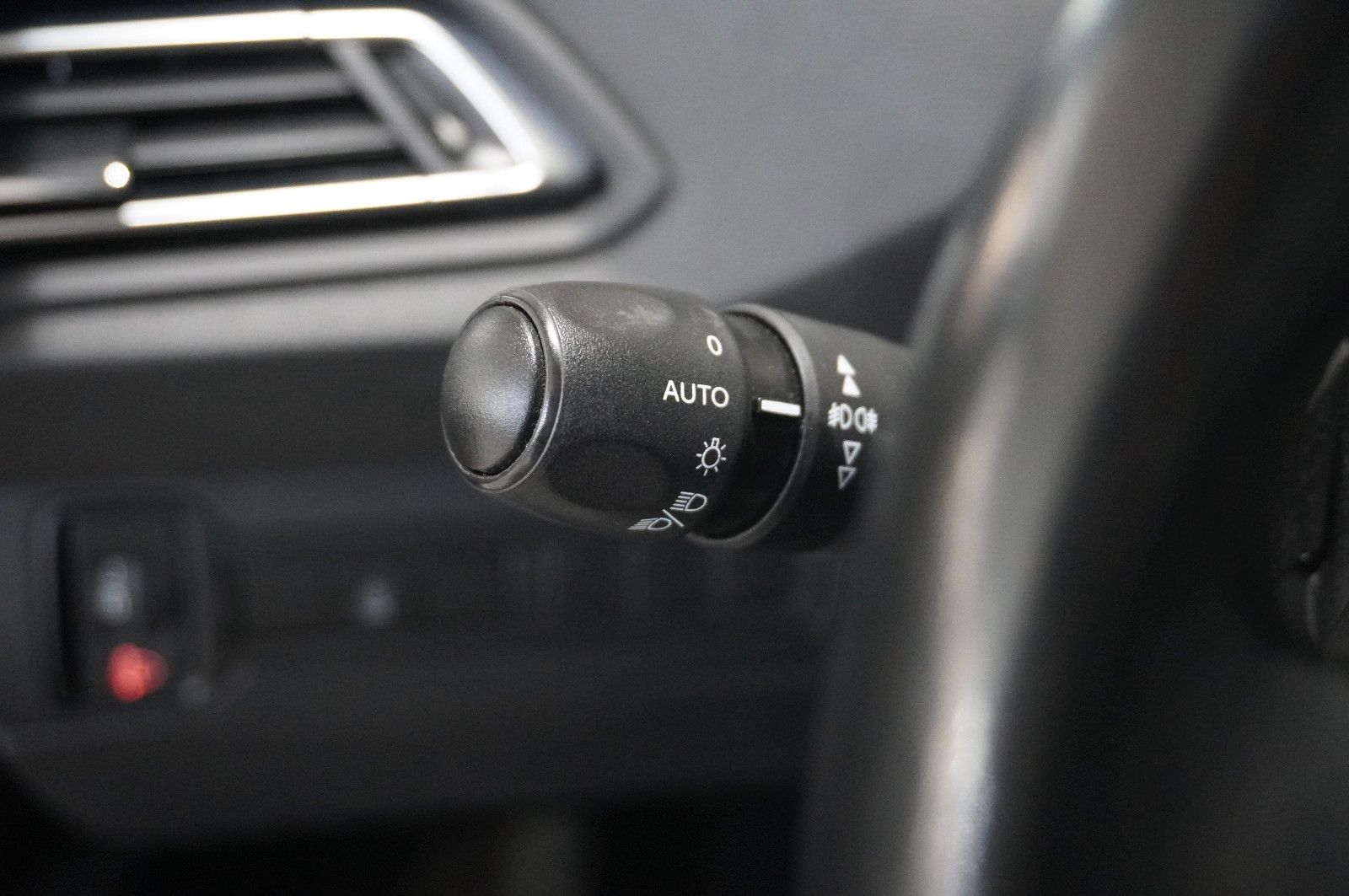 Fahrzeugabbildung Peugeot 308 LIM. 1.2T ACTIVE PACK NAVI/LED/TEMP./DAB+