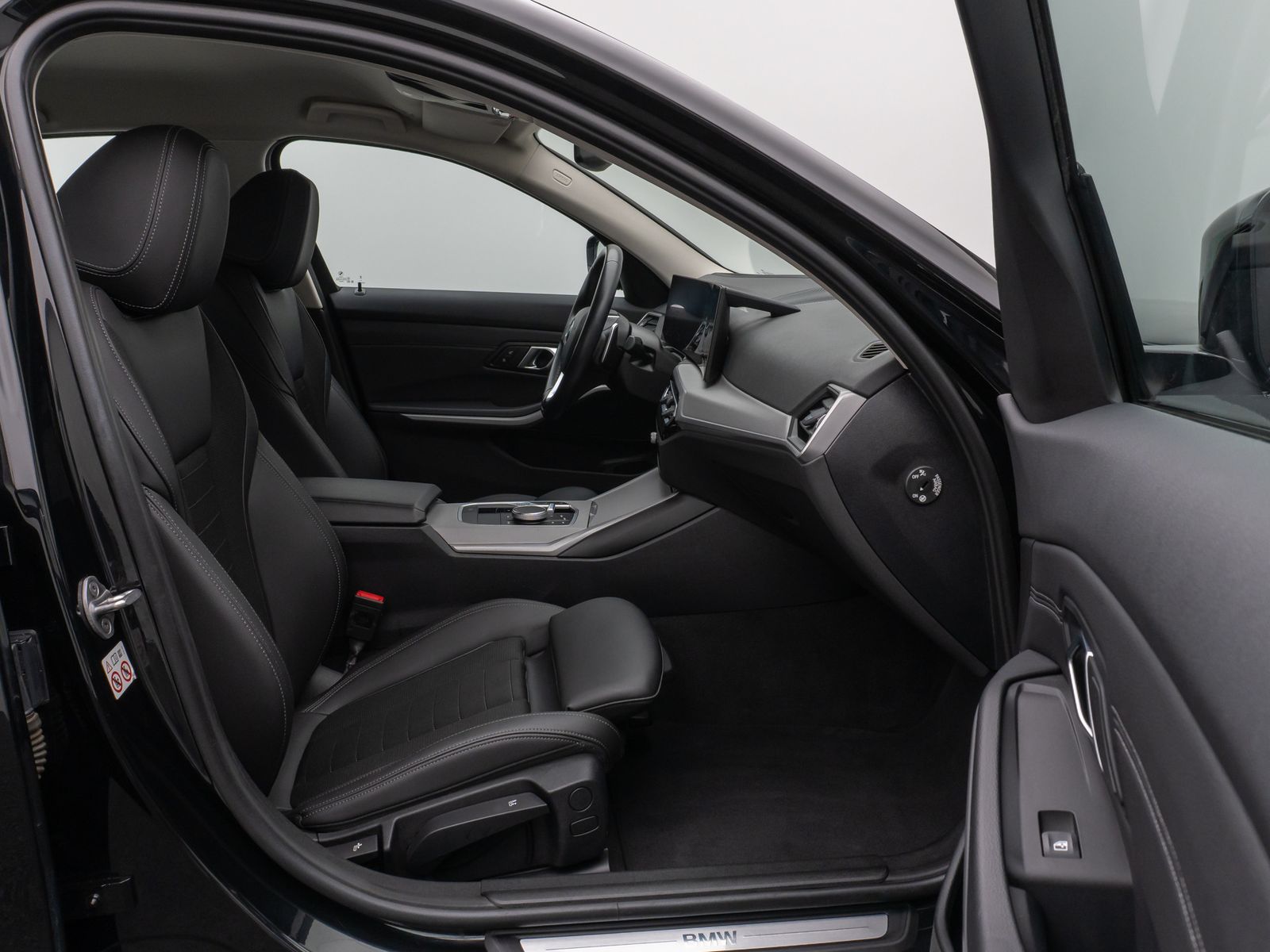 Fahrzeugabbildung BMW 320d Lim. DAB HUD CockPitPro Leder PDC Sport