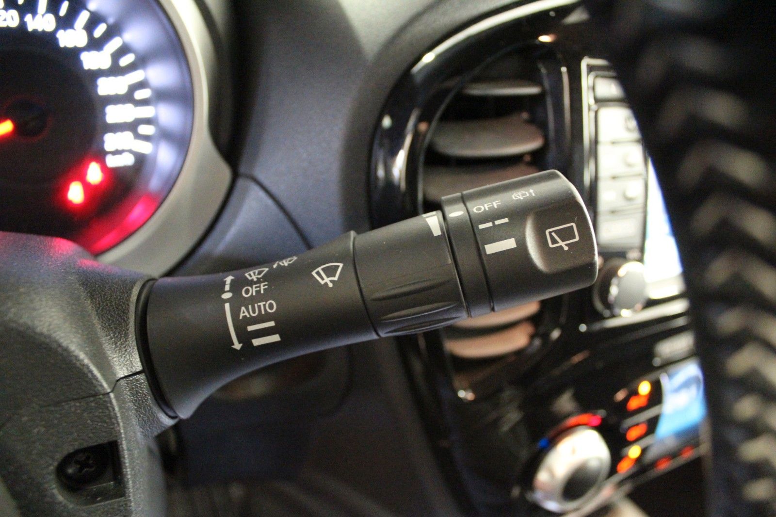 Fahrzeugabbildung Nissan Juke    1.2 DIG-T  N-Connecta 4x2  AHK