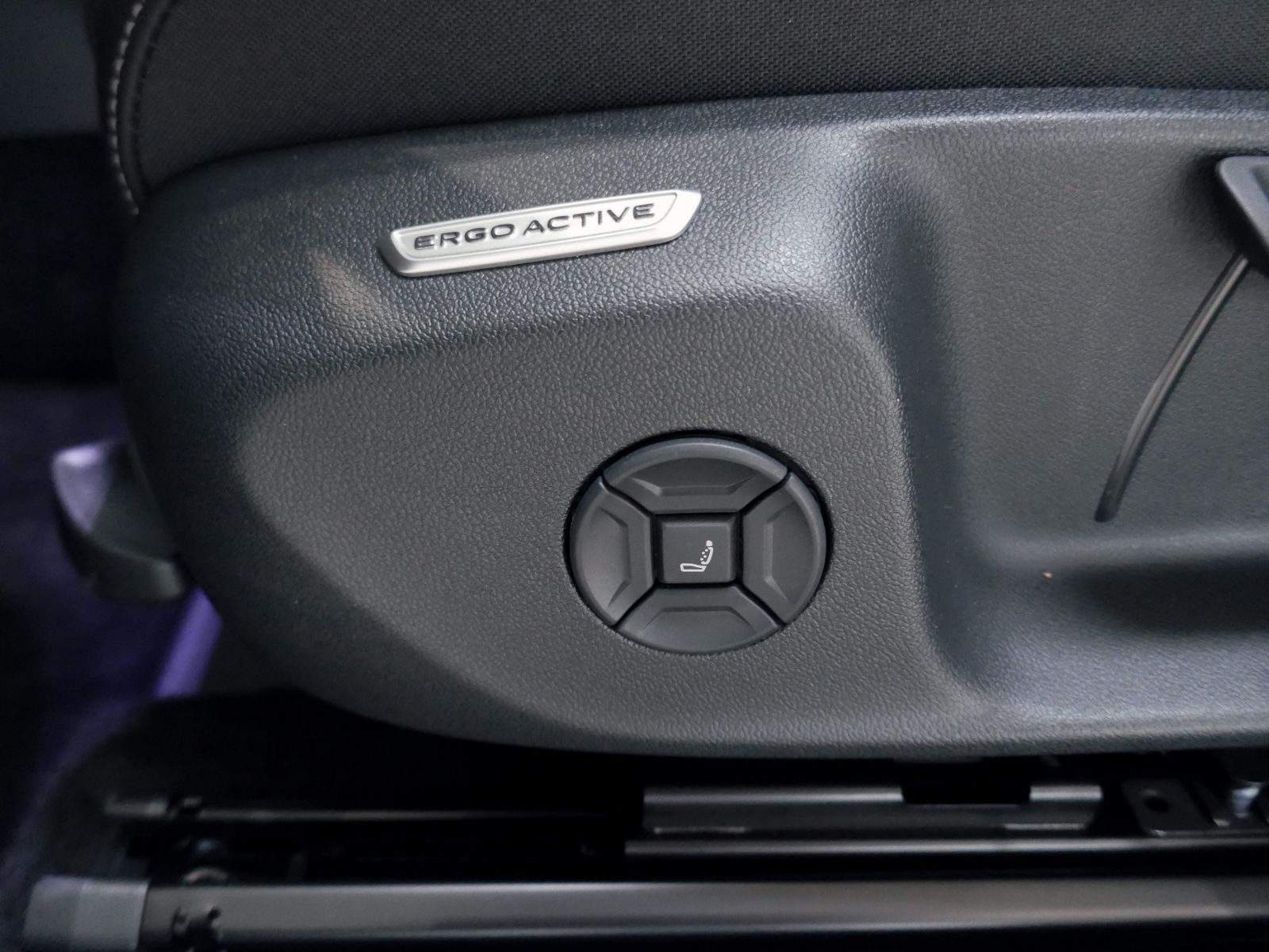 Fahrzeugabbildung Volkswagen T-Roc Style 1.5 eTSI DSG | LED AHK RFK ACC Navi