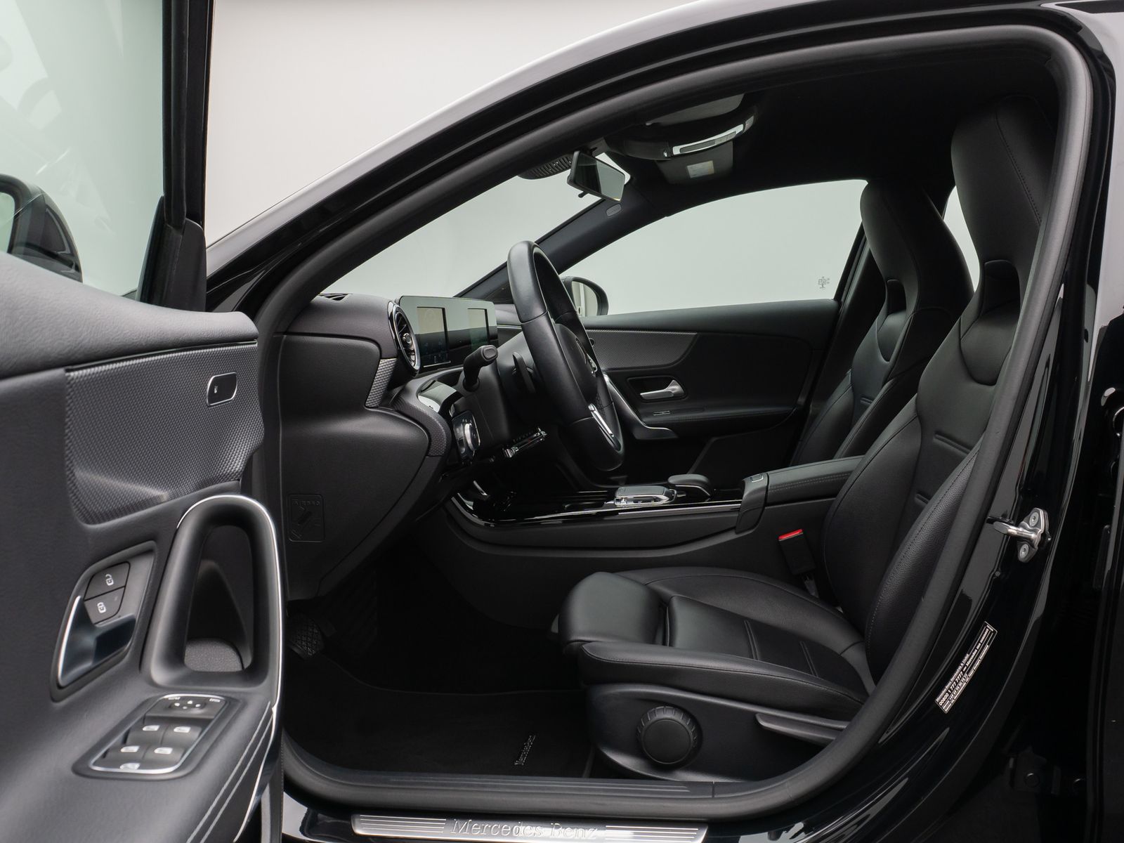 Fahrzeugabbildung Mercedes-Benz A 200 Navi PDC LED Sitzhzg Tempomat Sport 8fach