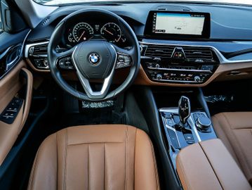 Fahrzeugabbildung BMW 520d xDrive Tour LEDER DRIVING-ASSIST INNOVATION