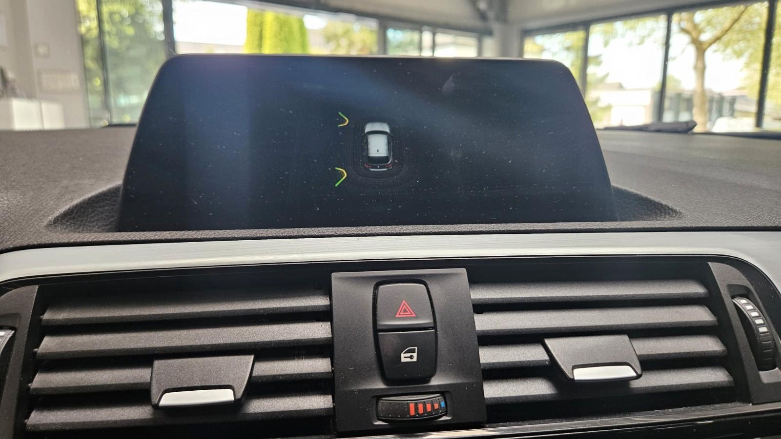 BMW 120i Vollleder Navi Tempomat Sitzheizung PDC LED