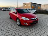 Opel Astra J Lim. 5-trg. Design Edition / EURO 5 - Opel Astra: Rot