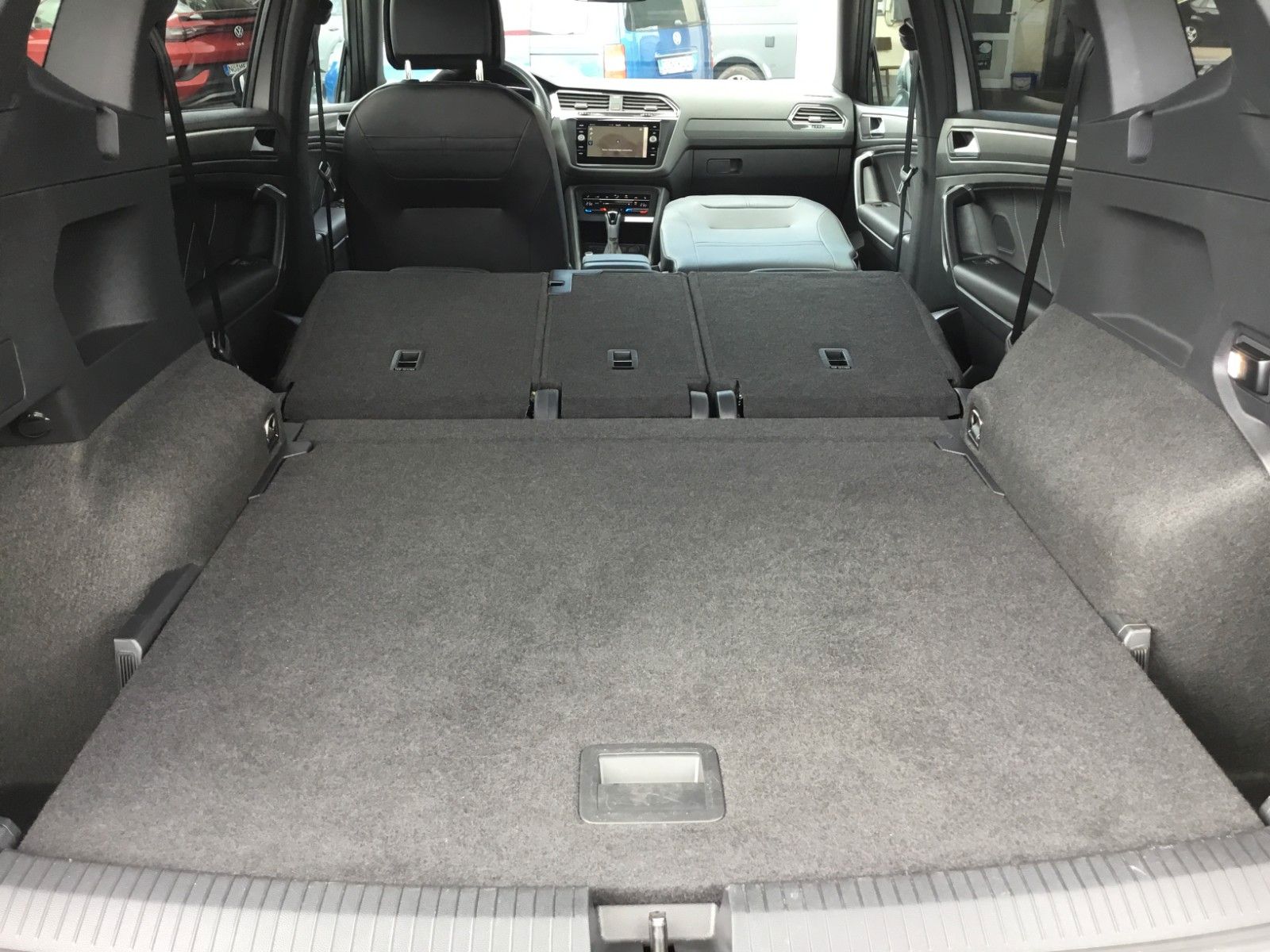 Fahrzeugabbildung Volkswagen Tiguan Allspace 2.0TDI DSG 4M R-Line+Standheizun