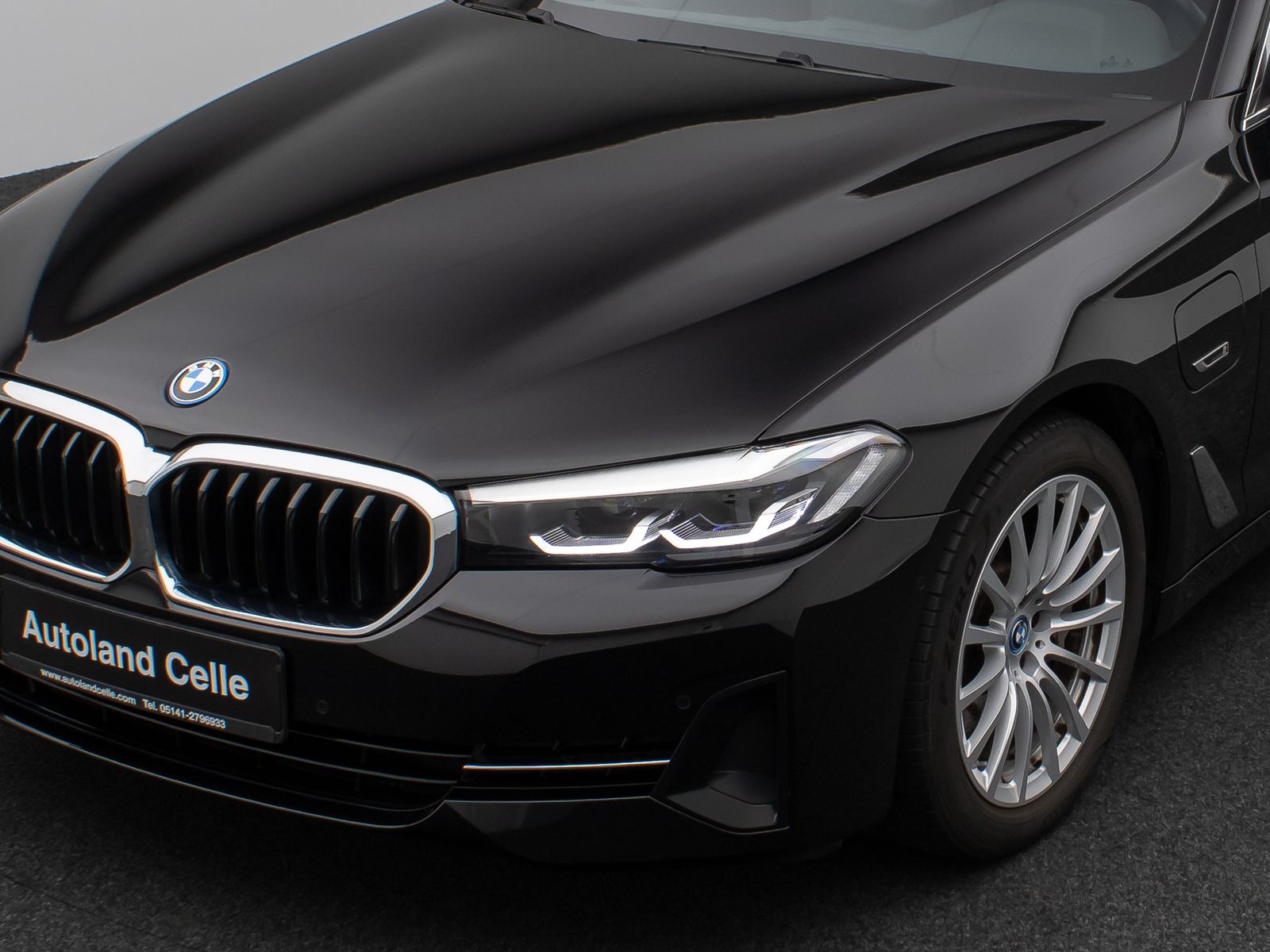 Fahrzeugabbildung BMW 530e xD Panorama Kamera CockPiPro DAB Alarm LED