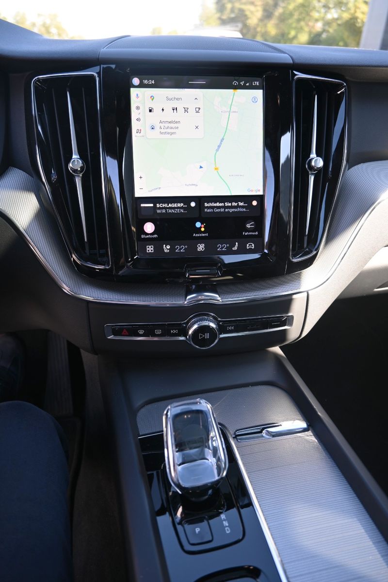 Fahrzeugabbildung Volvo XC60 T8 Plus Dark AWD*360°*FSHZG*AHK*PANO*