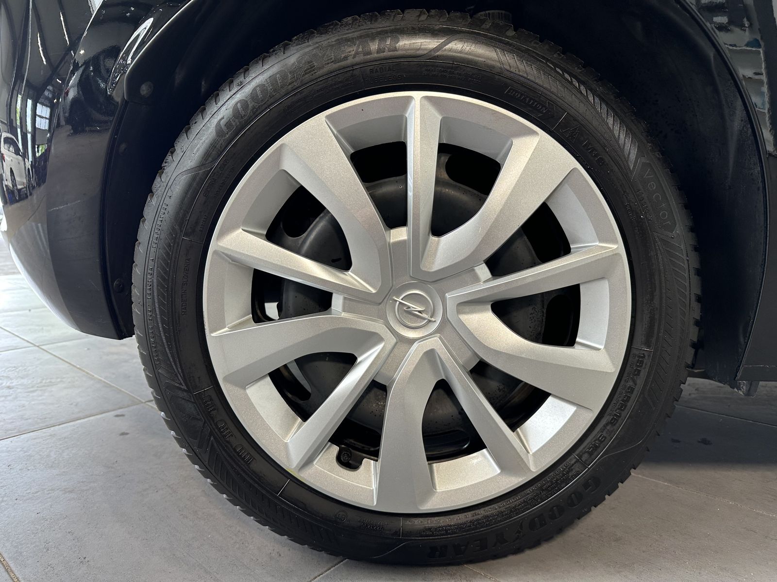 Fahrzeugabbildung Opel Corsa e Edition KOMFORT-PAKET+SHZ+EPH+16ZOLL+1HD
