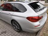 BMW 530d xDrive Touring A - - silberne BMW 530