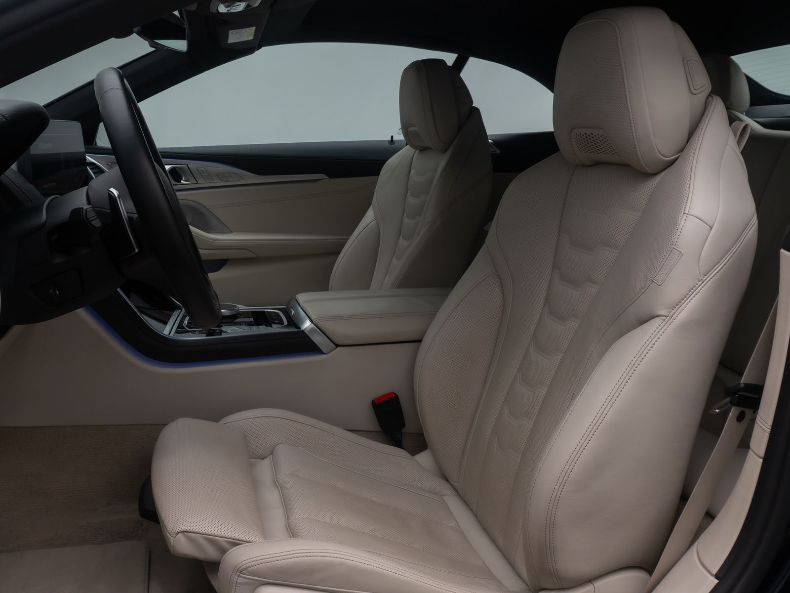 Fahrzeugabbildung BMW 840i xD Individual B&W SoftCl Laser 360°HUD Voll