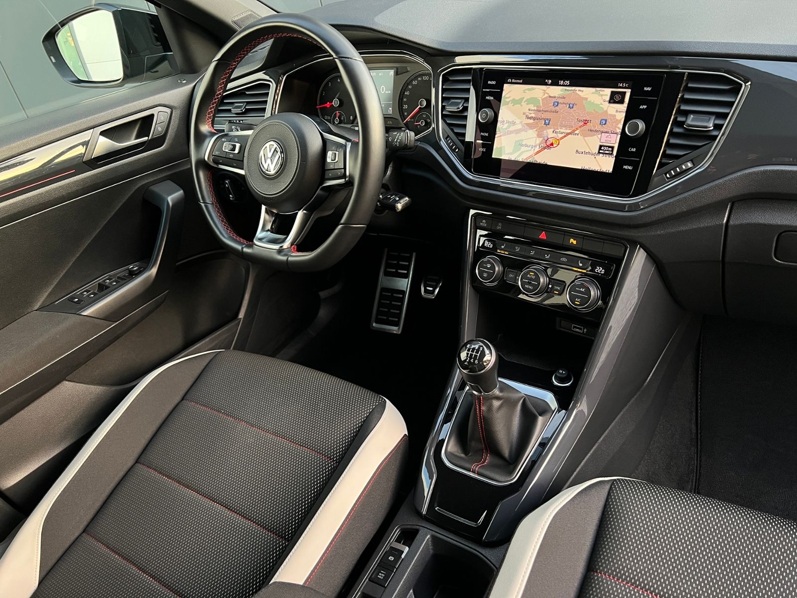 Fahrzeugabbildung Volkswagen T-Roc 1.5 TSI Sport *AHK,ACC,17"-LM*