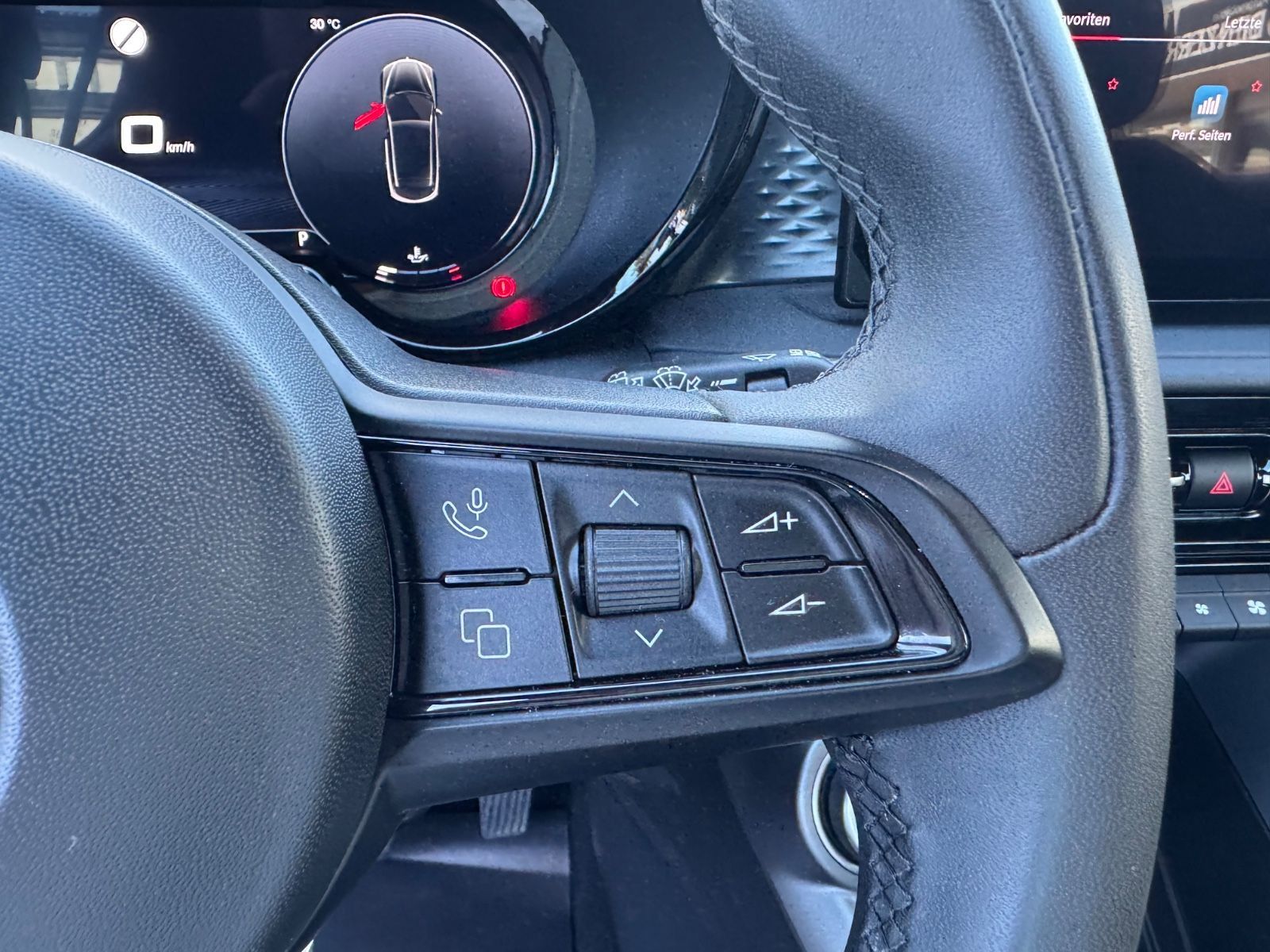 Fahrzeugabbildung Alfa Romeo Tonale Super/LED/CarPlay/PDC/Tempomat/KlimaAuto/