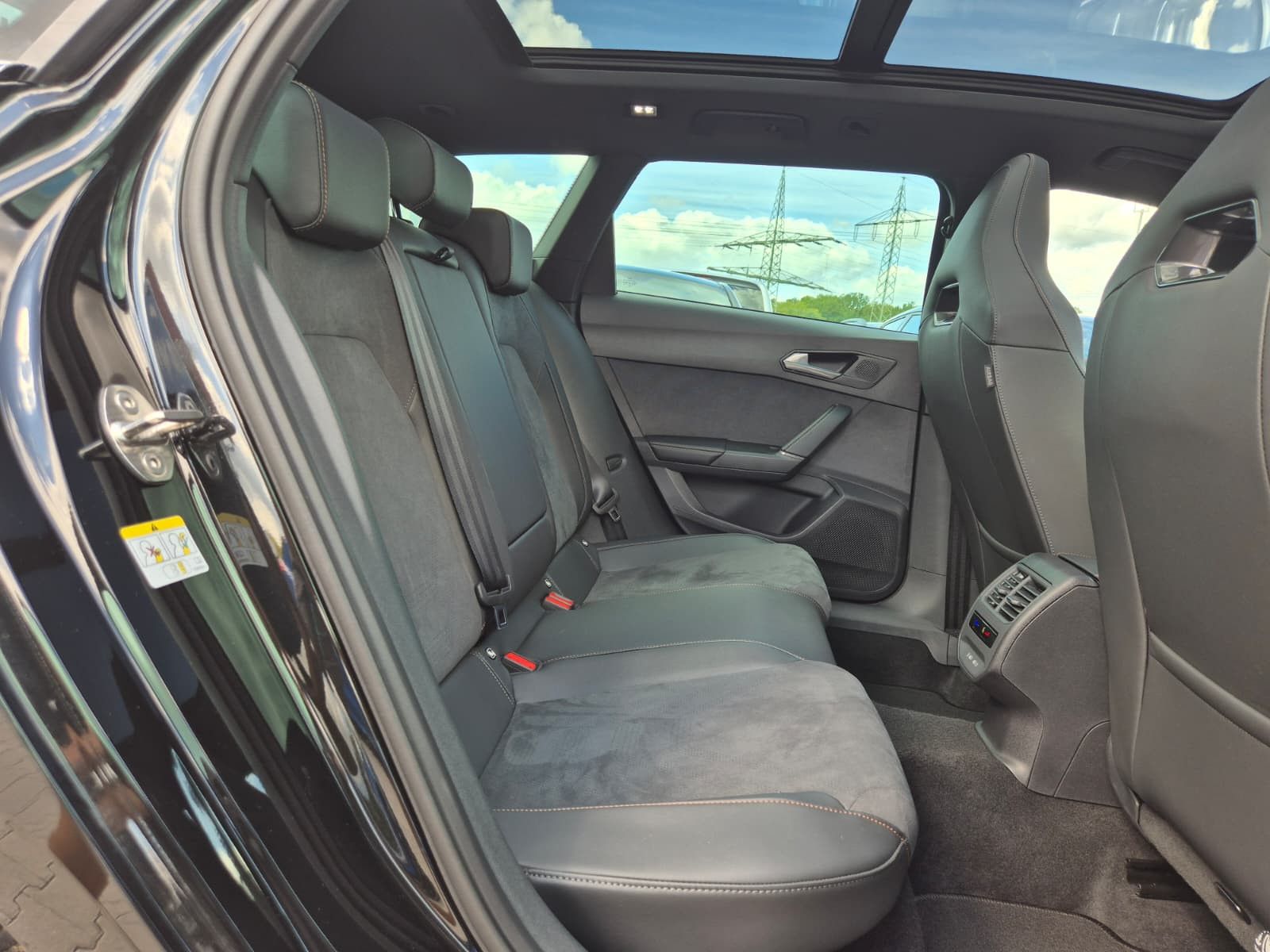 Fahrzeugabbildung CUPRA Leon 1.5 eTSI DSG PANO*AHK*DYNAMICA*EDGE*18" 5JG