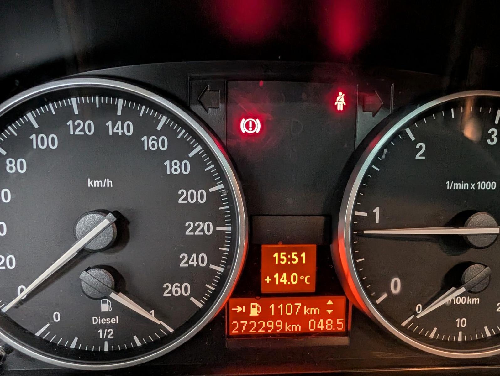 BMW 320 2011 — photo 14