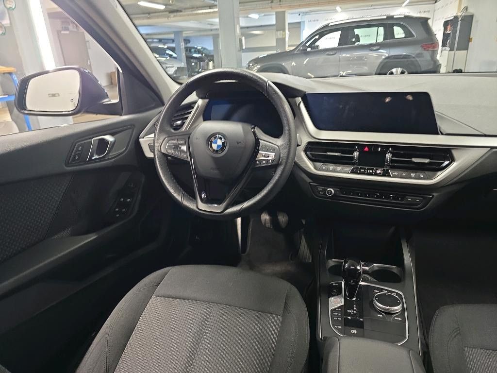 Fahrzeugabbildung BMW 118 d Advantage Aut DAB GRA LED Kamera SHZ PDC