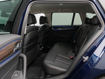 Fahrzeugabbildung BMW 520d xD Luxury Line Kamera HUD DAB HiFi DisplKey