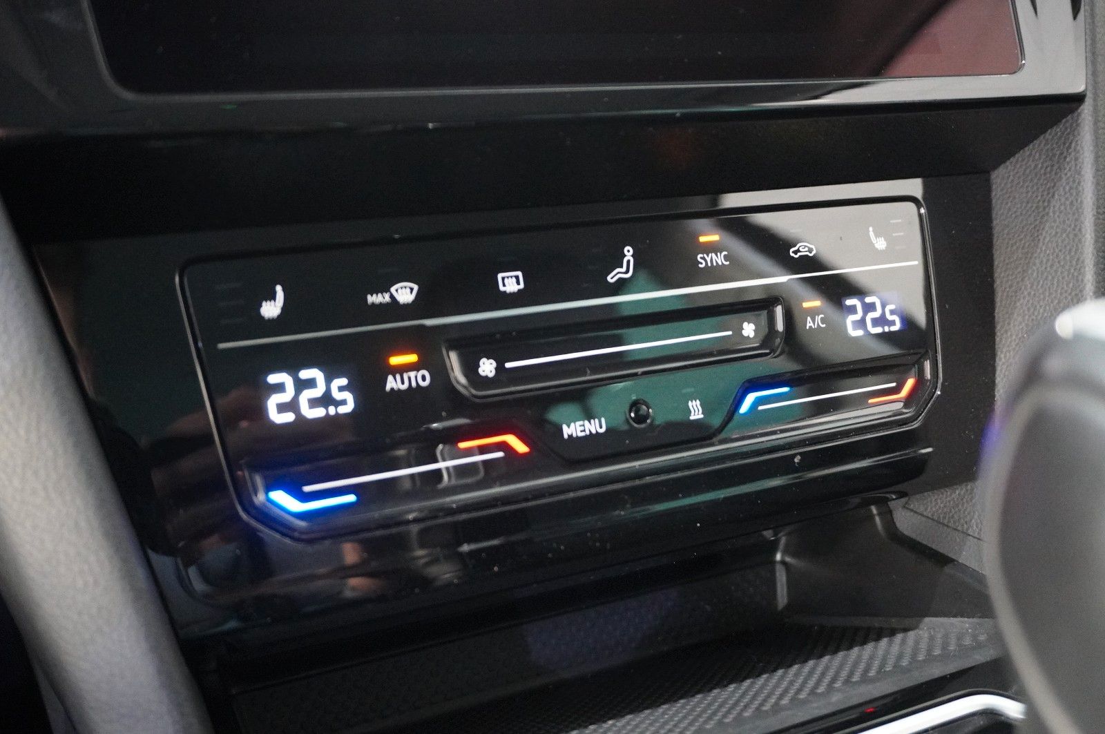 Fahrzeugabbildung Volkswagen Passat Vari. 2.0 TDI R-LINE 4M NAVI/KAMERA/AHK