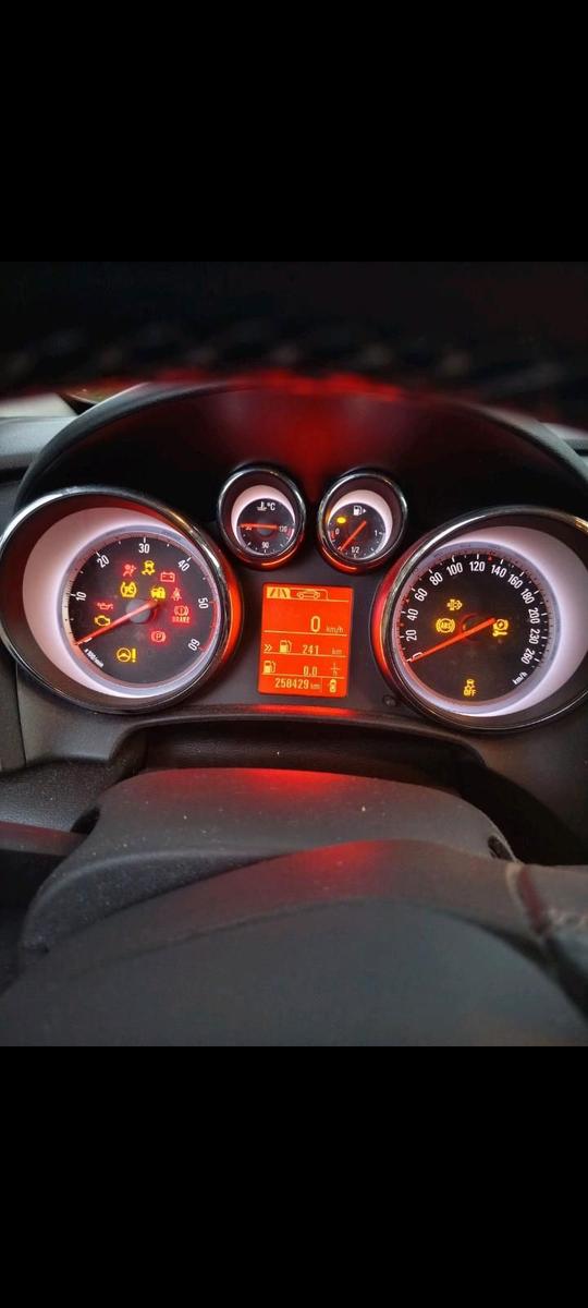 Opel Astra 2012 — photo 9