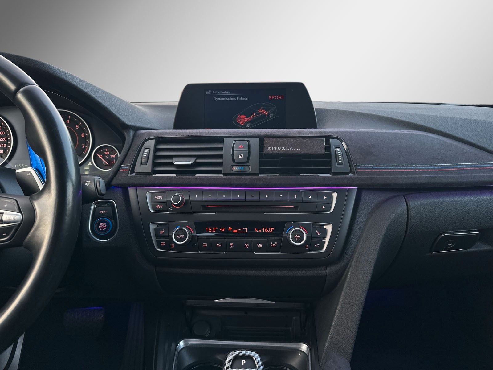 Fahrzeugabbildung BMW 320 i *M-Paket*Alcantara*Head-Up*Ambiente*