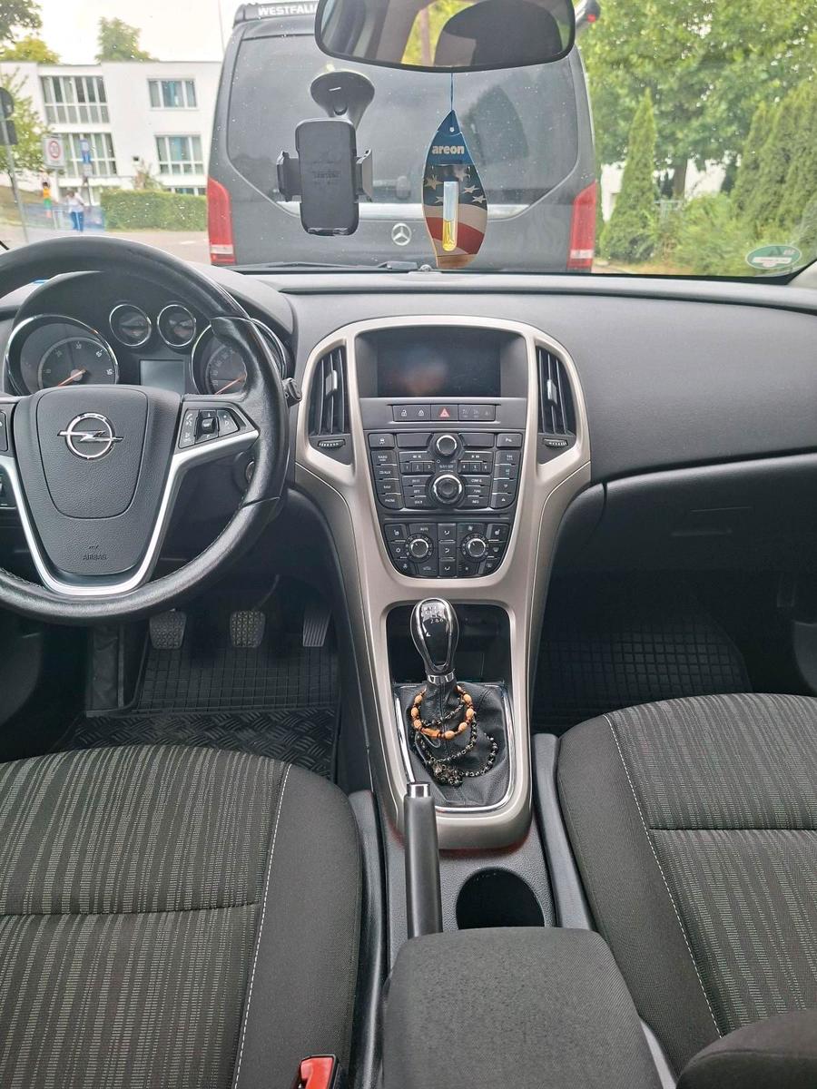 Opel Astra 2012 — photo 8