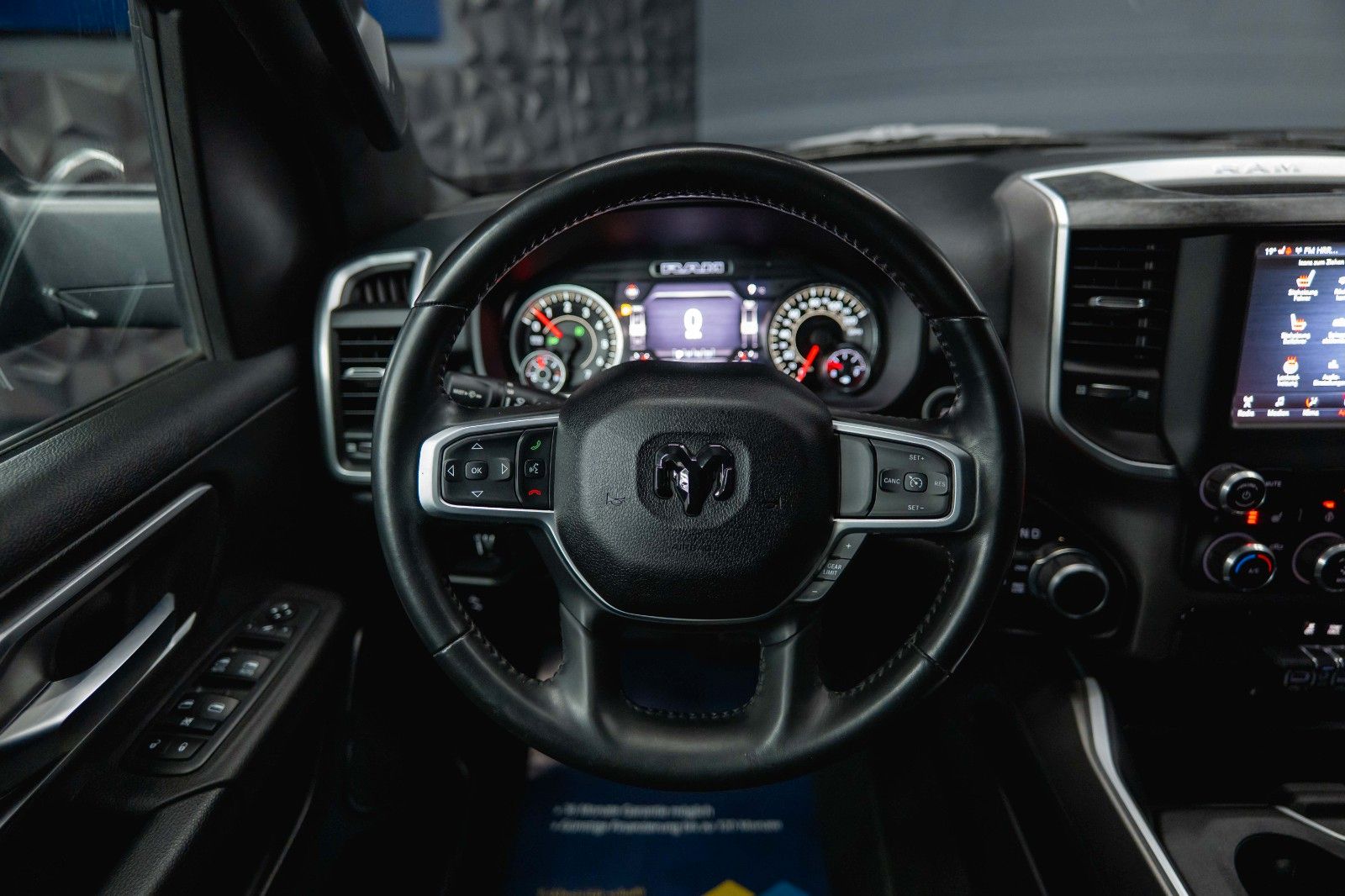 Fahrzeugabbildung Dodge RAM 5.7 V8 HEMI 4x4 Offroad Night-Paket LED 19%