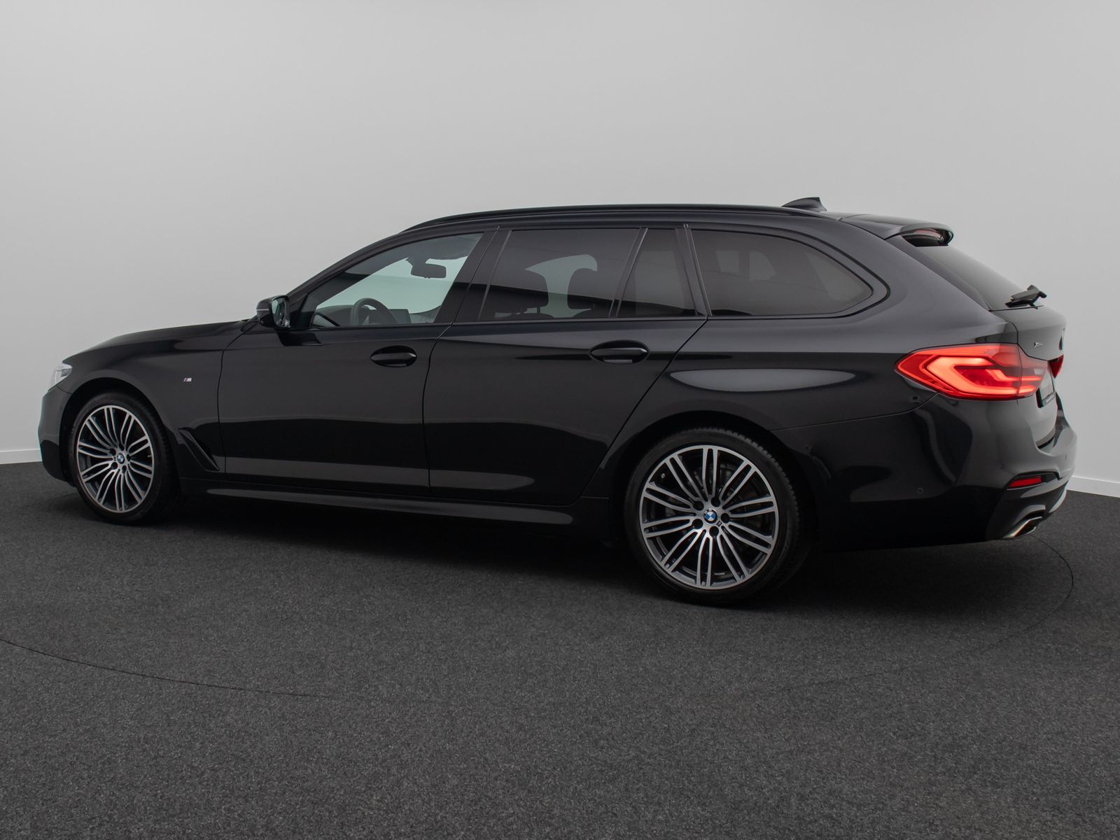 Fahrzeugabbildung BMW 520d xD M Sport Individual 360&deg;HUD HiFi Panorama