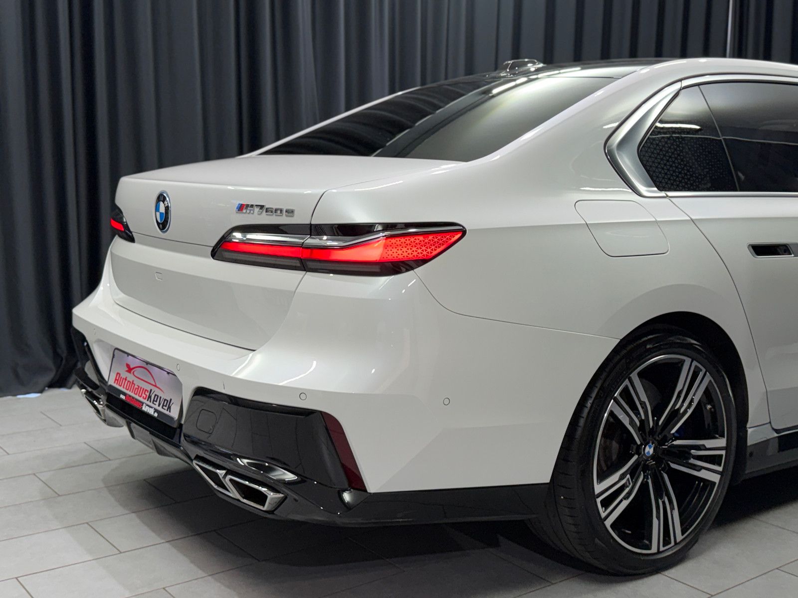 Fahrzeugabbildung BMW M760 e xDrive M-SPORT|TV|B&W|SKY-LOUNGE|MEGAVOLL
