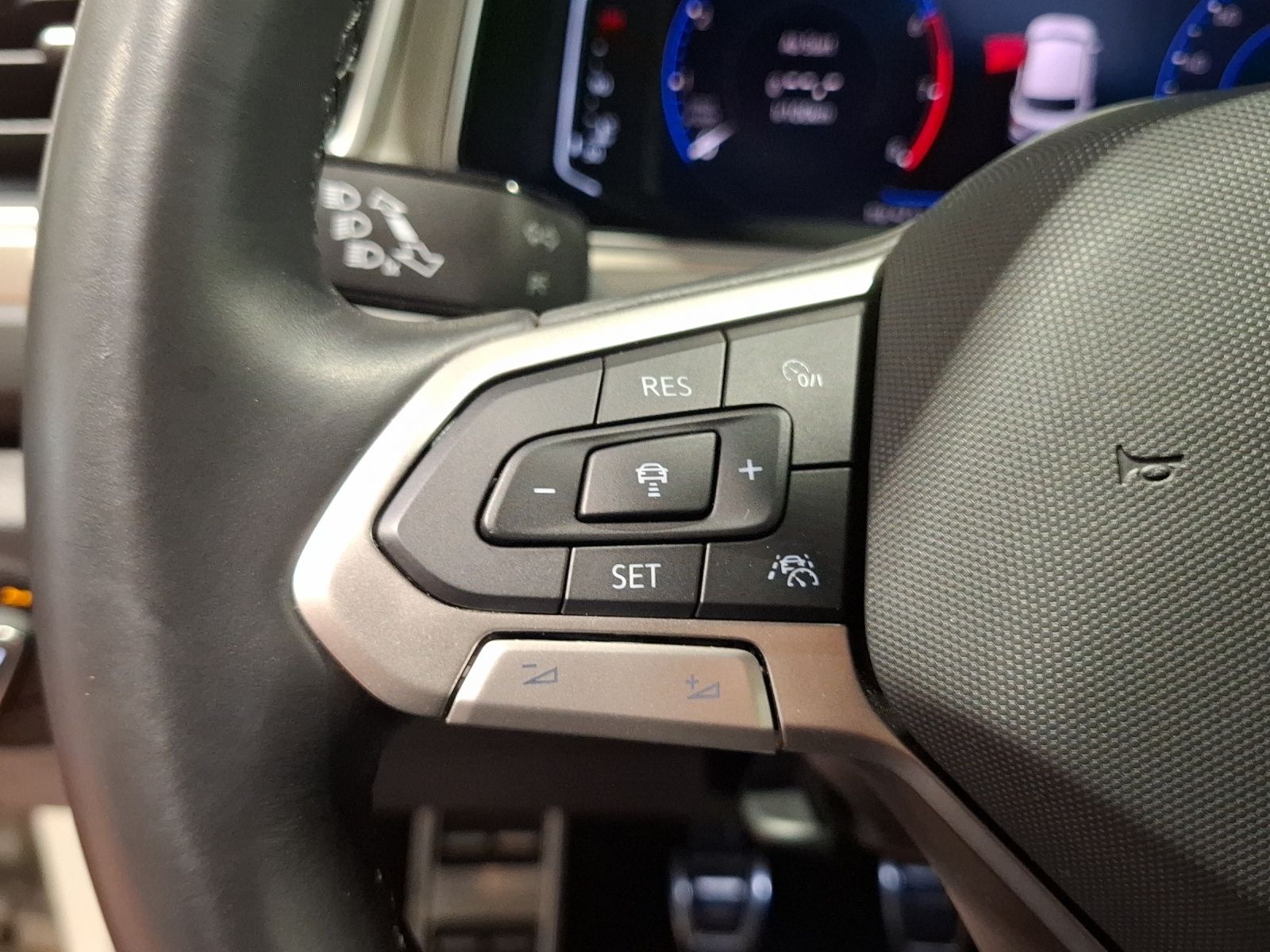 Fahrzeugabbildung Volkswagen T-Roc TSI Move Matrix ACC PDC Climatronic AID SH