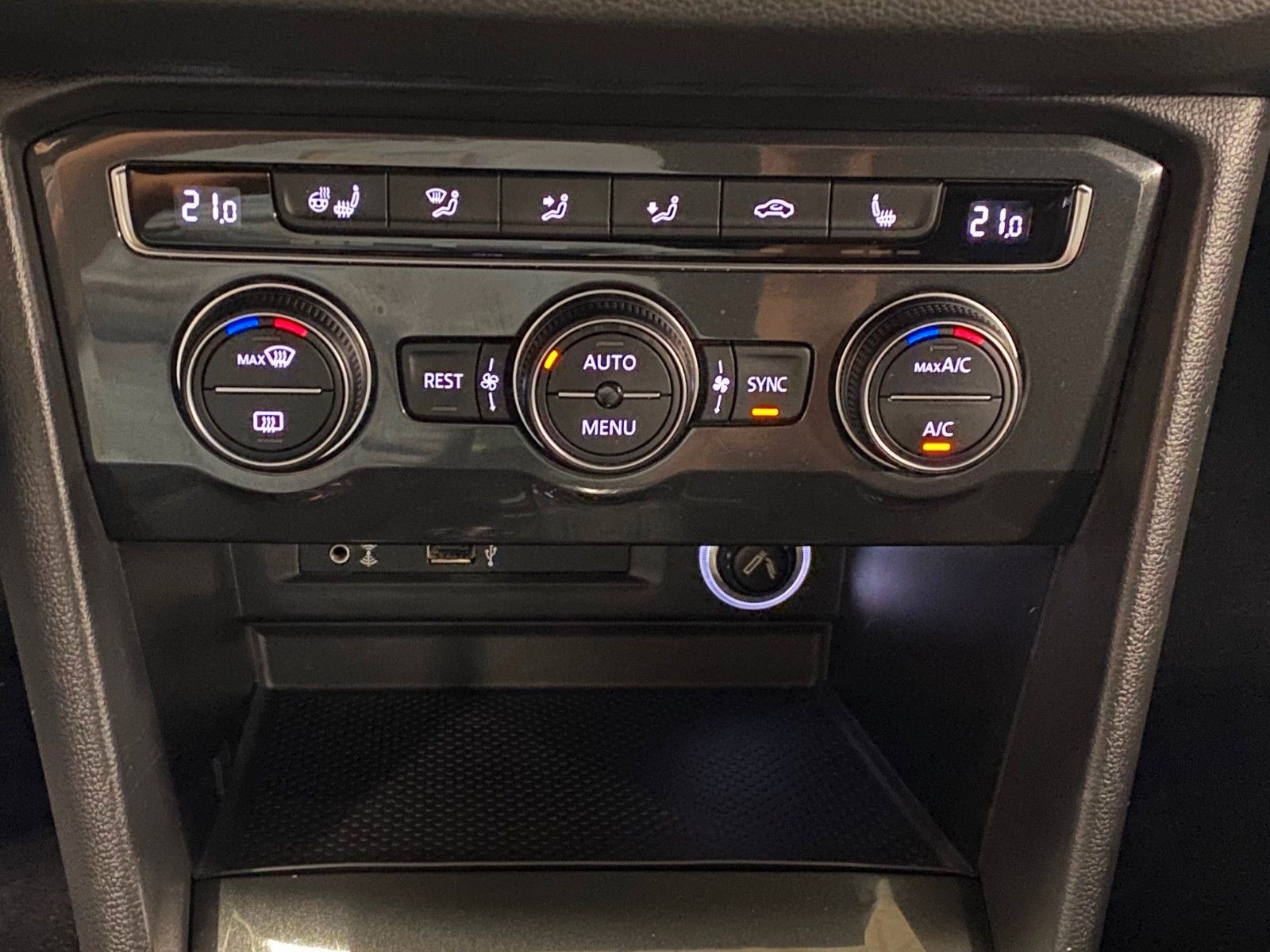 Fahrzeugabbildung Volkswagen Tiguan 1.4 TSI DSG 4MOTION Comfortline+ACC+AHK++