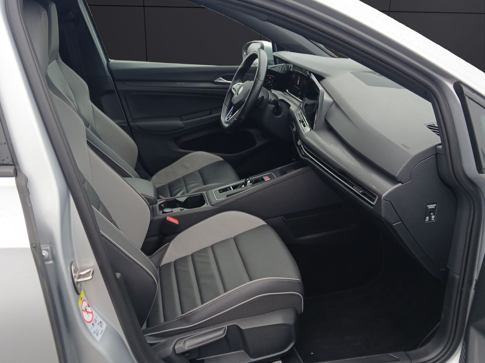 Fahrzeugabbildung Volkswagen Golf VIII GTE LEDplus Navi Leder AID ACC PDC SH