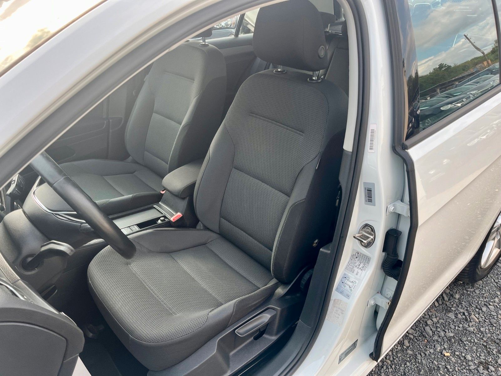 Fahrzeugabbildung Volkswagen Golf VII 1.4 TSI Comfort Navi *ZAHNRIEMEN NEU*