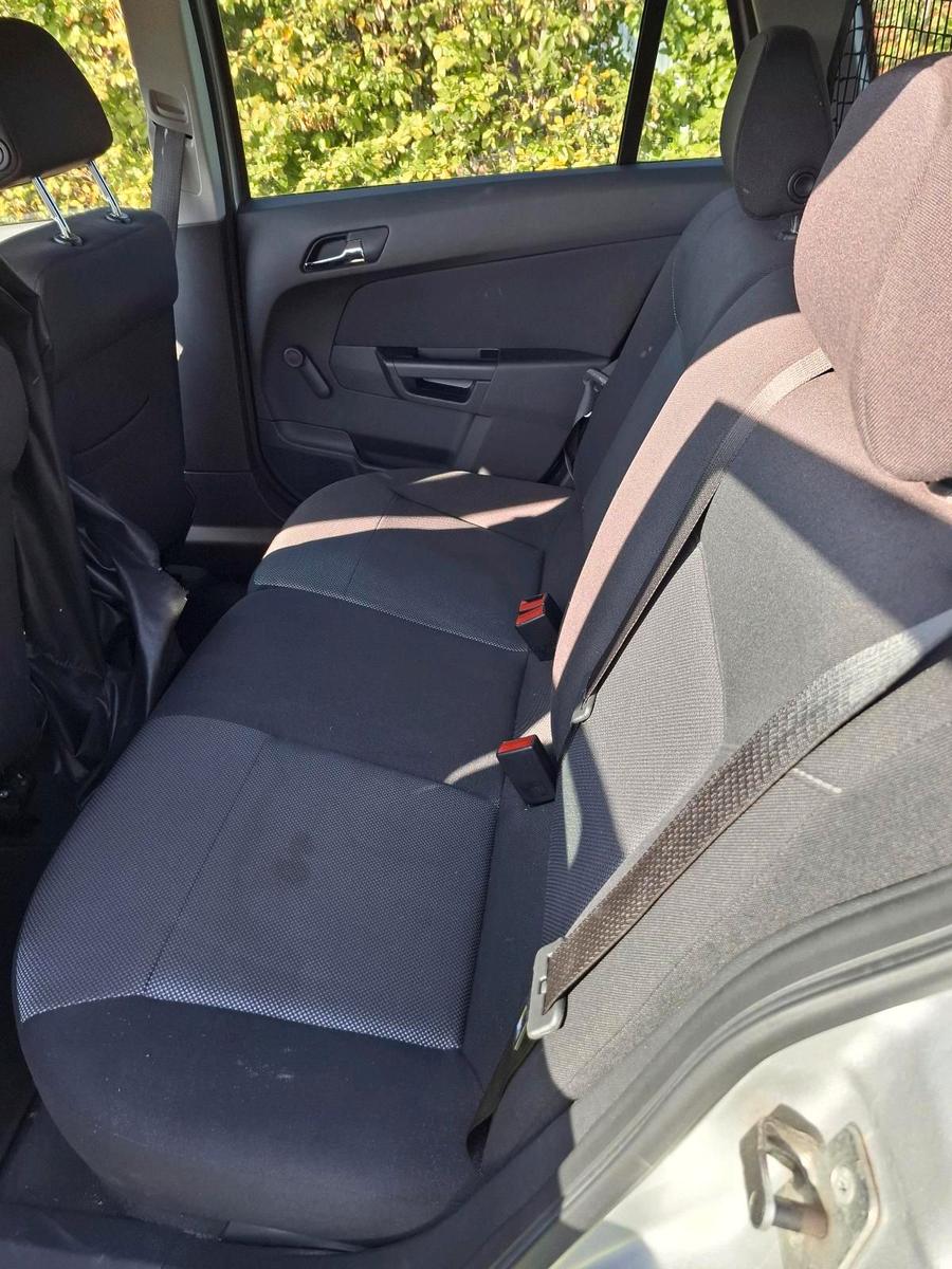 Opel Astra 2011 — photo 9