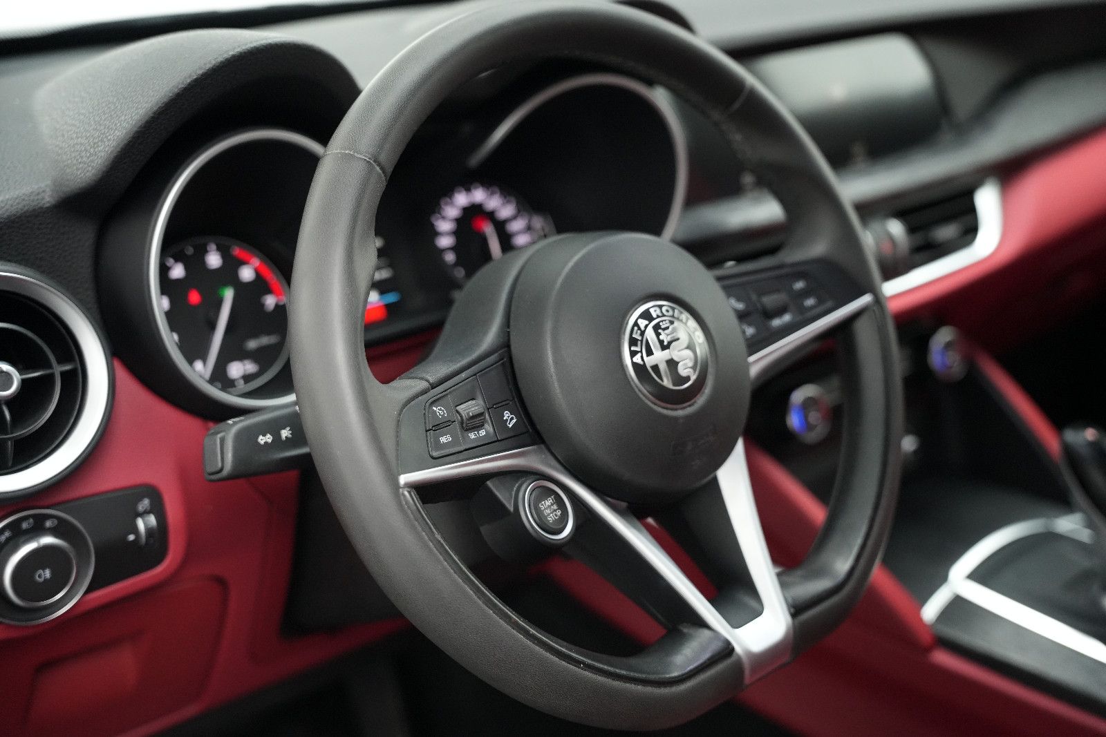 Fahrzeugabbildung Alfa Romeo Stelvio Super Q4/BI-XENON/PDC/AUTOMATIK/SPURHALT
