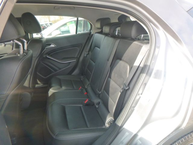 Fahrzeugabbildung Mercedes-Benz GLA 200 >AUT/AHK/NAV/KAM/LED-Licht/LEDER<