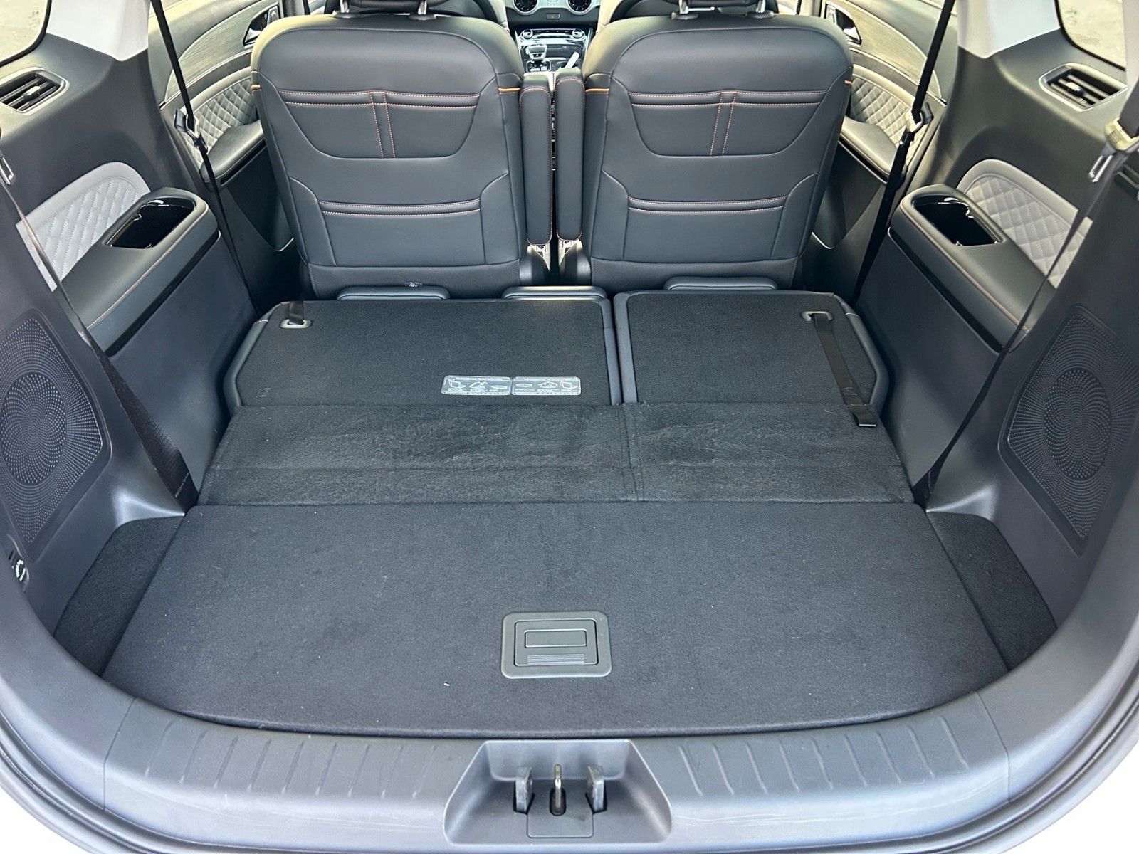 Fahrzeugabbildung DFSK FORTHING 4U 7SITZ 1.5T AT NOBLE AHK PANO