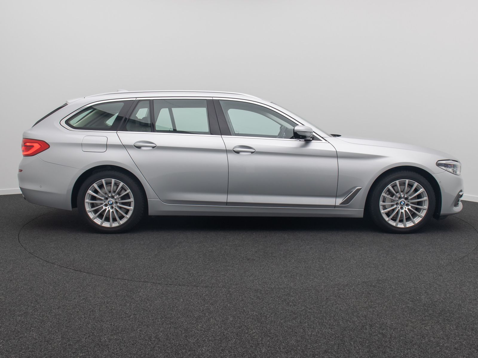 Fahrzeugabbildung BMW 530d xD LuxuryLine Panoram 360&deg;HUD HiFi DisplKey