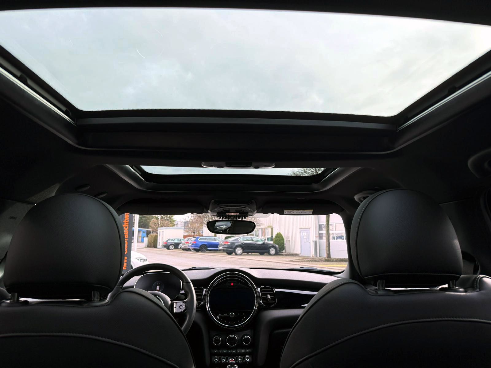 Fahrzeugabbildung MINI ONE 5-trg. Classic-Trim LED SHZ NAV PANO PDC BT